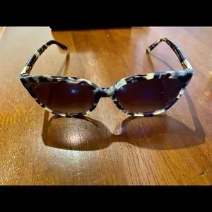 Gucci Tortas not band new used in decent shape very little blemish. Gucci Unboxing GONE WRONG! | Quality Issues & Damage - YouTube main image 4